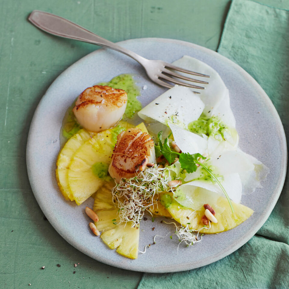 Kohlrabi-Ananas-Carpaccio mit Jakobsmuscheln Rezept | Küchengötter Kohlrabi-Ananas-Carpaccio mit Jakobsmuscheln Rezept | Küchengötter