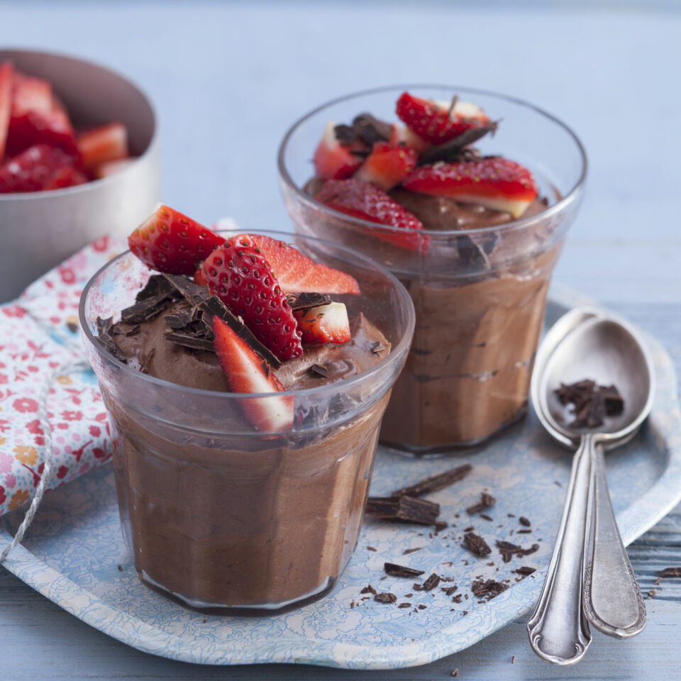 Mousse au chocolat mit Erdbeeren Rezept | Küchengötter