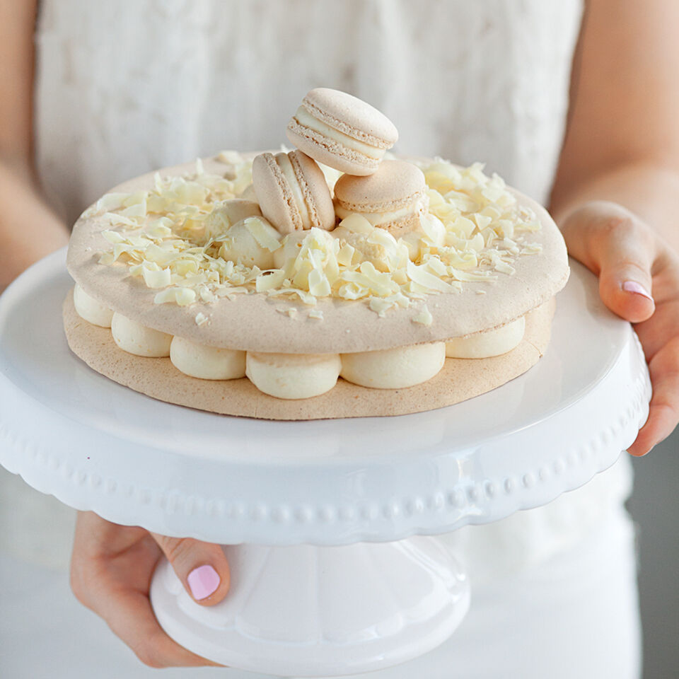 Macaron-Torte mit weißer Schokomousse