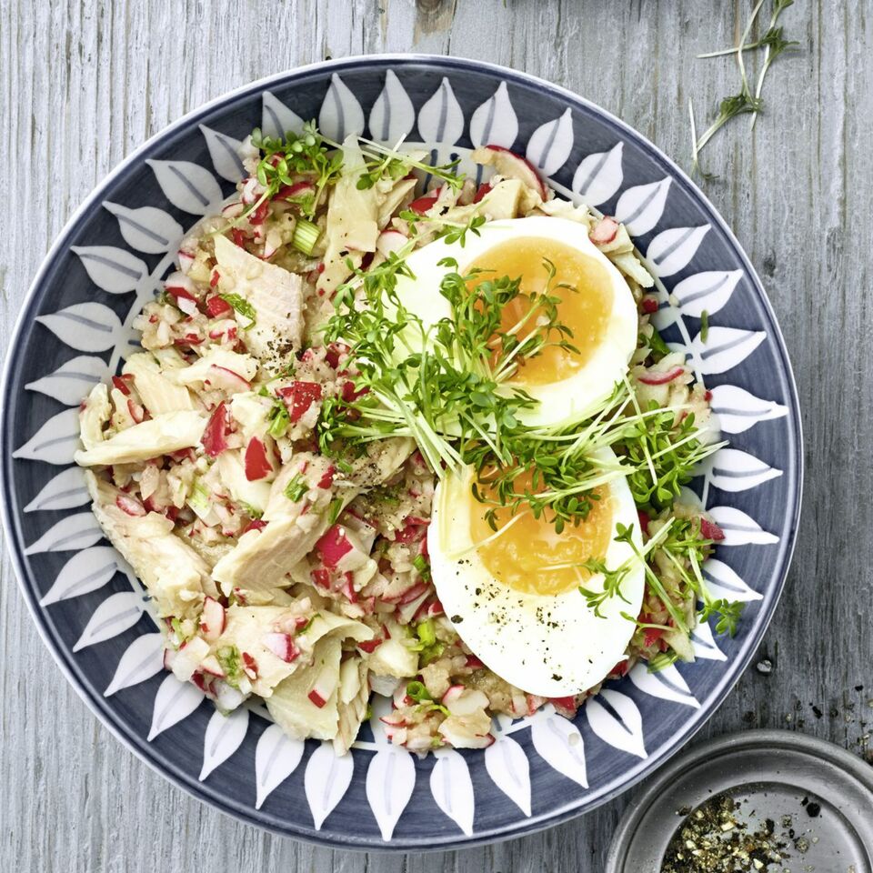 Räucherfisch-Salat mit Kresse-Ei