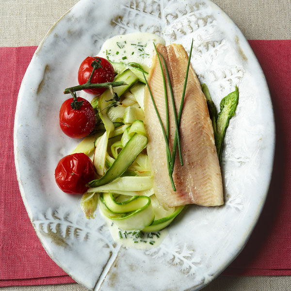 Bachsaibling auf zweierlei Spargel mit Zitronen-Schnittlauch-Creme ... Bachsaibling auf zweierlei Spargel mit Zitronen-Schnittlauch-Creme ...