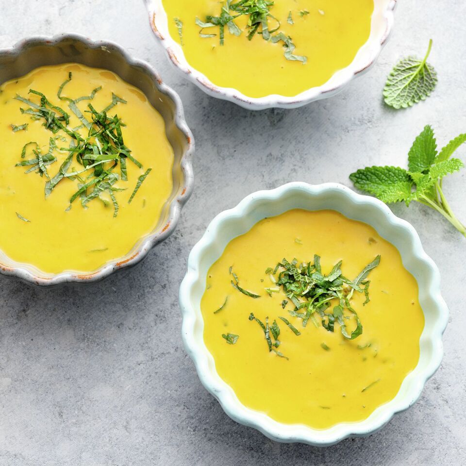 Kürbis-Kartoffel-Suppe mit Zitronenmelisse Rezept | Küchengötter Kürbis-Kartoffel-Suppe mit Zitronenmelisse Rezept | Küchengötter
