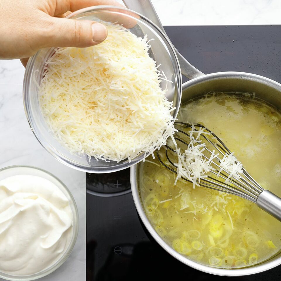 Käsesuppe mit Kräutercroutons Rezept | Küchengötter Käsesuppe mit Kräutercroutons Rezept | Küchengötter