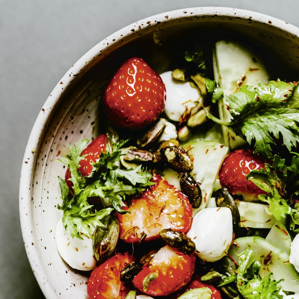 Erdbeer-Gurken-Salat mit Pistazien Rezept | Küchengötter