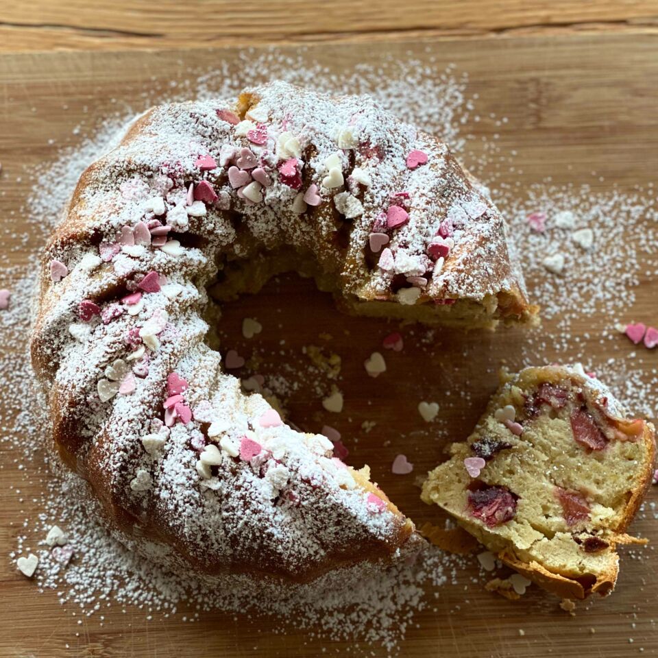 Vanille-Gugelhupf mit Erdbeeren und Rhabarber Rezept | Küchengötter Vanille-Gugelhupf mit Erdbeeren und Rhabarber Rezept | Küchengötter