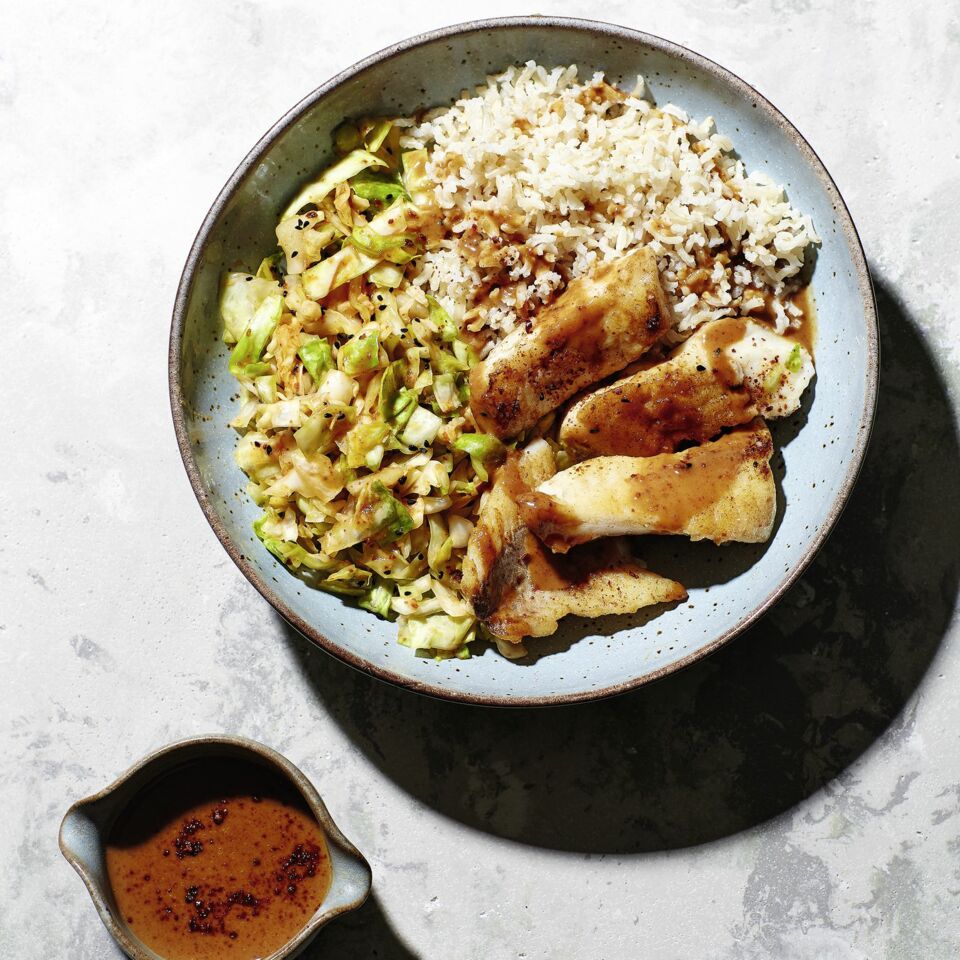 Rotbarsch mit Erdnuss-Sauce und Blitz-Kimchi Rezept | Küchengötter Rotbarsch mit Erdnuss-Sauce und Blitz-Kimchi Rezept | Küchengötter
