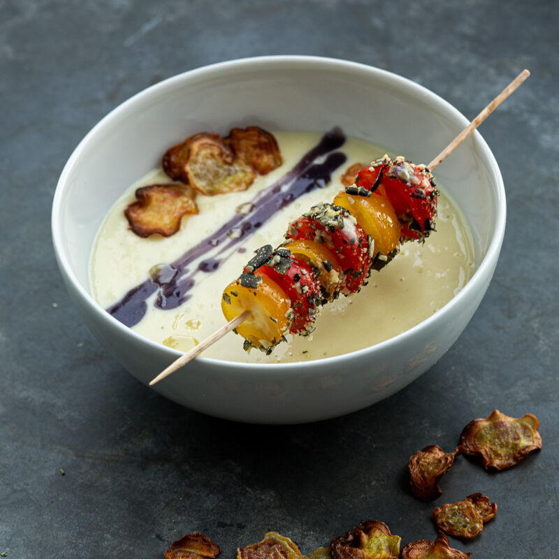 Pastinakencremesuppe mit knusprigen Ringelbete-Chips Rezept | Küchengötter Pastinakencremesuppe mit knusprigen Ringelbete-Chips Rezept | Küchengötter
