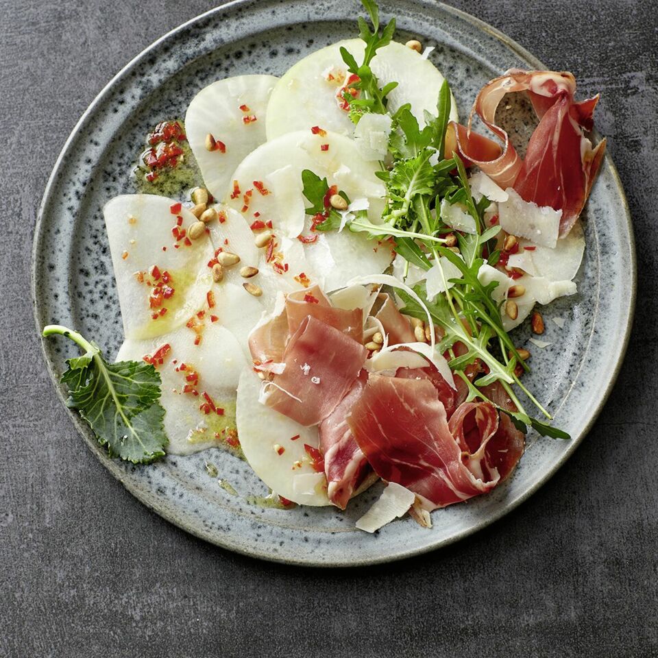 Kohlrabi-Rucola-Carpaccio Rezept | Küchengötter Kohlrabi-Rucola-Carpaccio Rezept | Küchengötter