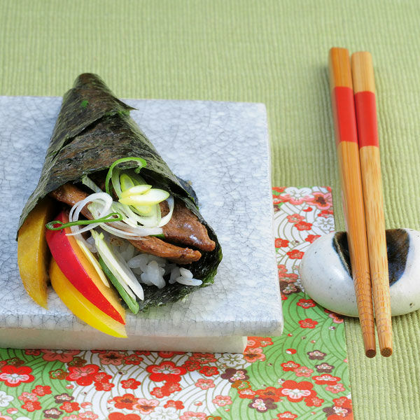 Große Temaki-Sushi mit Fünf-Gewürz-Ente