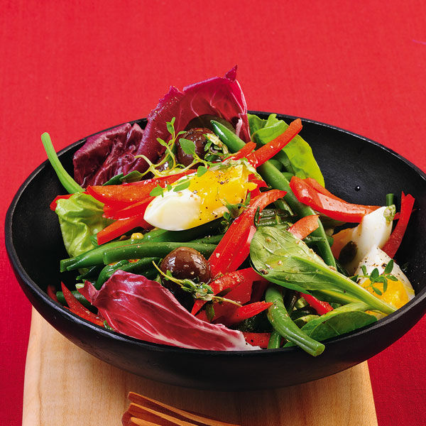 Bunter Salat mit Bohnen und Eiern