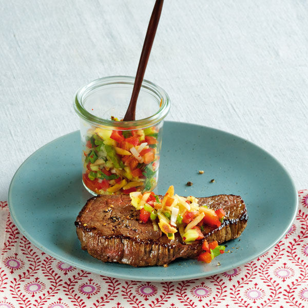 Steaks mit Paprika-Mandel-Salsa