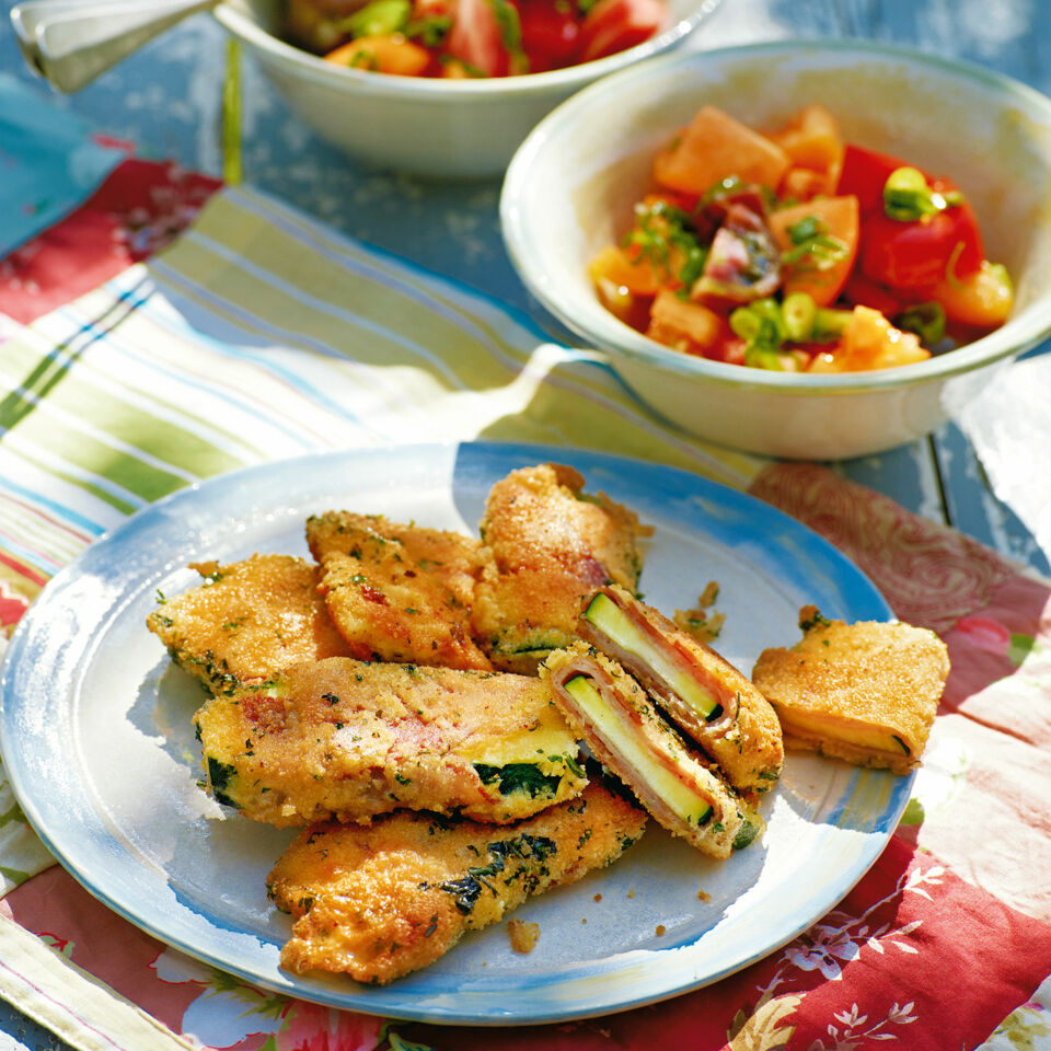 Zucchinischnitzel mit Tomatensalat Rezept | Küchengötter Zucchinischnitzel mit Tomatensalat Rezept | Küchengötter