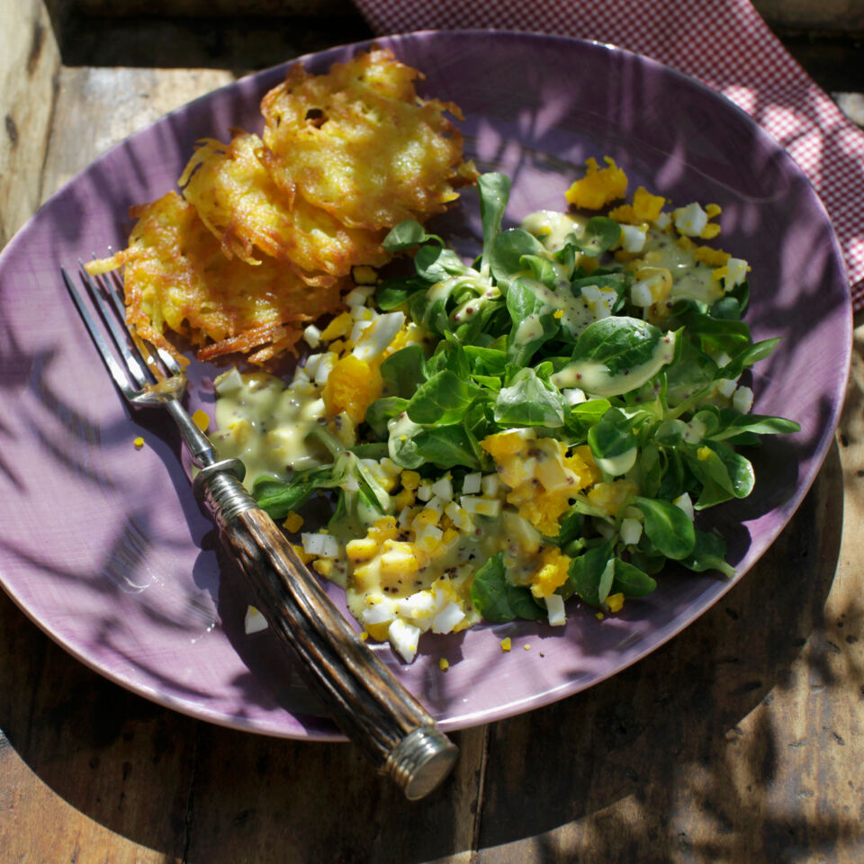 Feldsalat mit Eier-Senf-Dressing Rezept | Küchengötter Feldsalat mit Eier-Senf-Dressing Rezept | Küchengötter