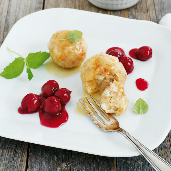 Vegane Brotknödel mit Kirschkompott Rezept | Küchengötter Vegane Brotknödel mit Kirschkompott Rezept | Küchengötter