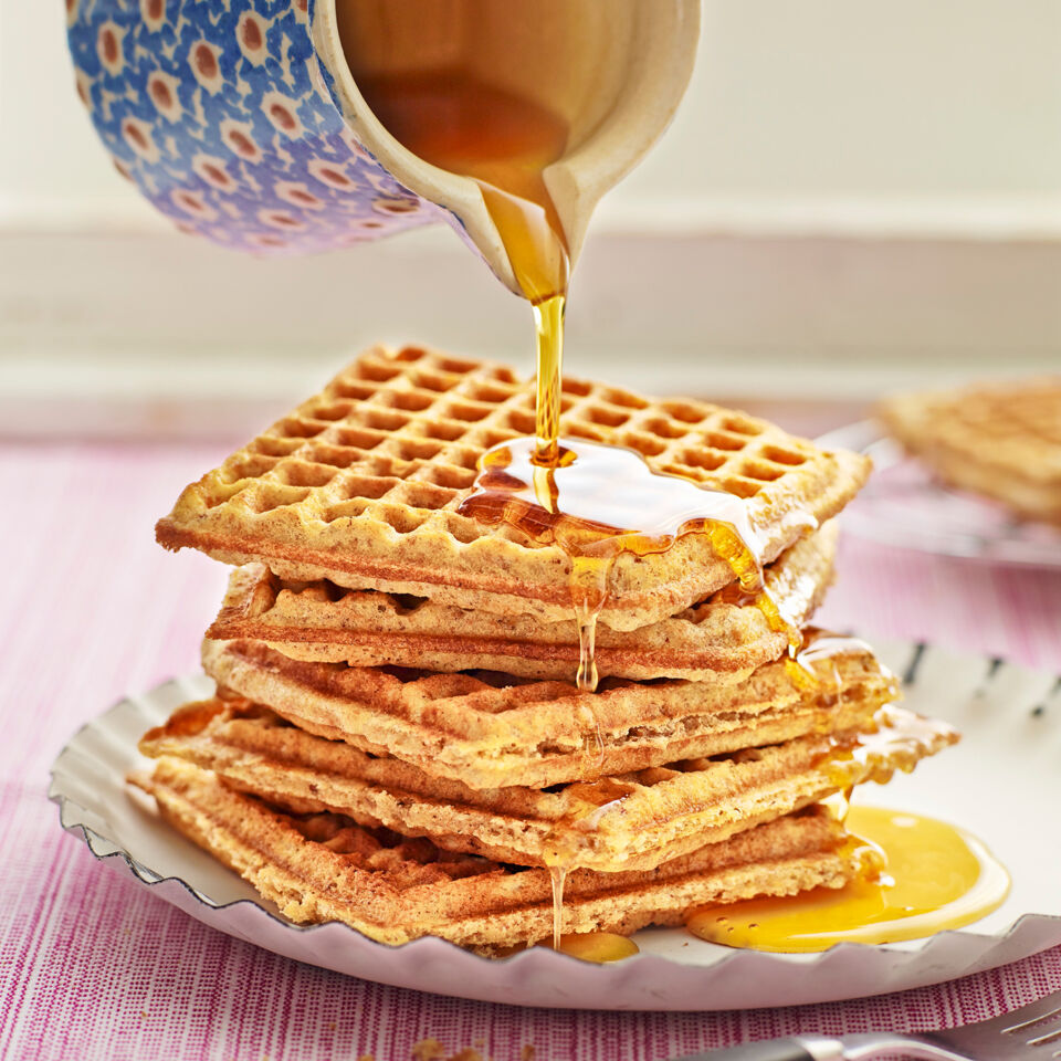 Vollkorn-Nuss-Waffeln mit Ahornsirup Rezept | Küchengötter Vollkorn-Nuss-Waffeln mit Ahornsirup Rezept | Küchengötter