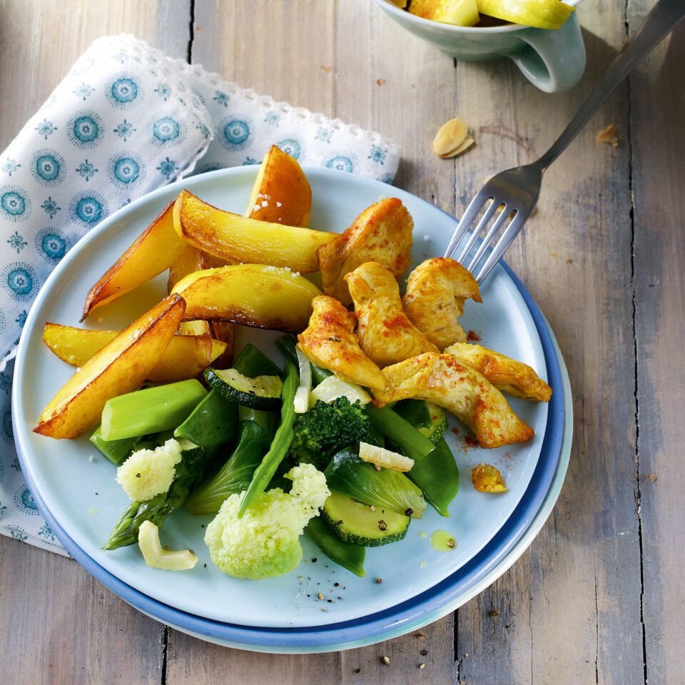 Curryhähnchen mit Gemüse und Kartoffel-Wedges Rezept | Küchengötter Curryhähnchen mit Gemüse und Kartoffel-Wedges Rezept | Küchengötter