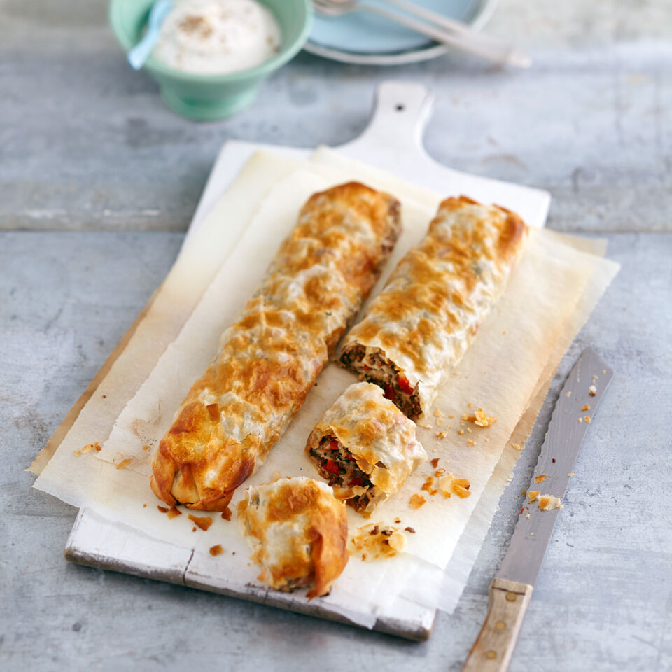 Hackfleischstrudel mit Joghurtsauce