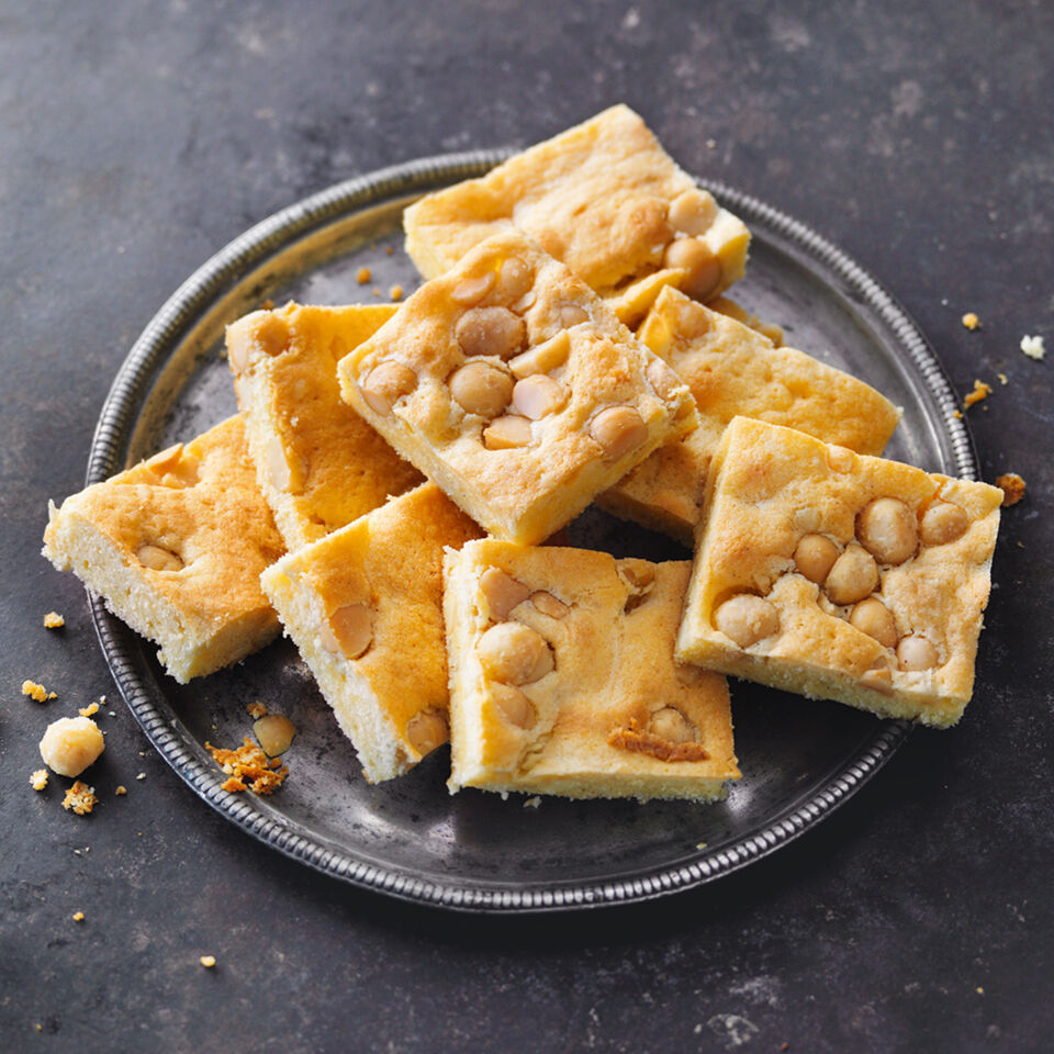Macadamia-Blondies mit weißer Schokolade Rezept | Küchengötter Macadamia-Blondies mit weißer Schokolade Rezept | Küchengötter