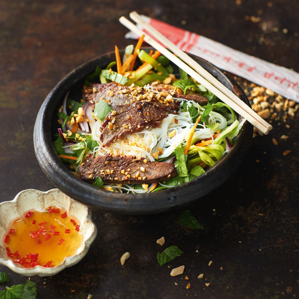Lauwarmer Salat mit Rindfleisch, Reisnudeln und Thai-Dressing Rezept ...