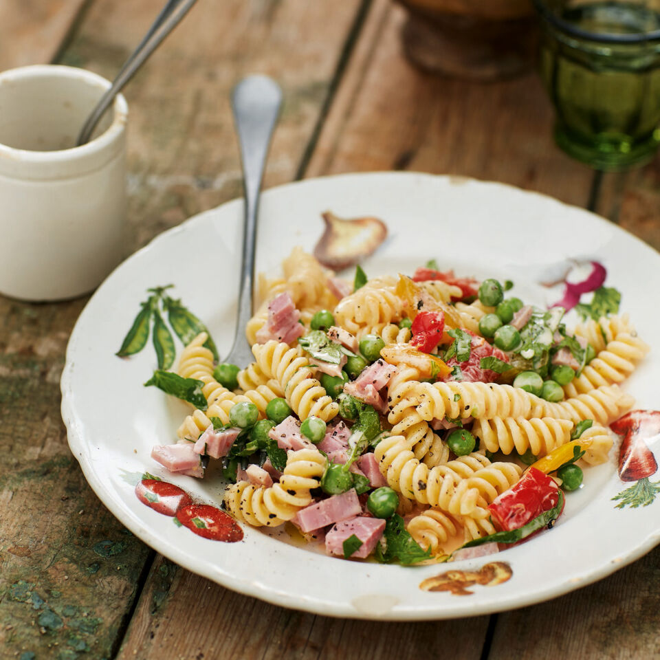Nudelsalat mit Schinken und klassischem Mayonnaise-Dressing Rezept ... Nudelsalat mit Schinken und klassischem Mayonnaise-Dressing Rezept ...