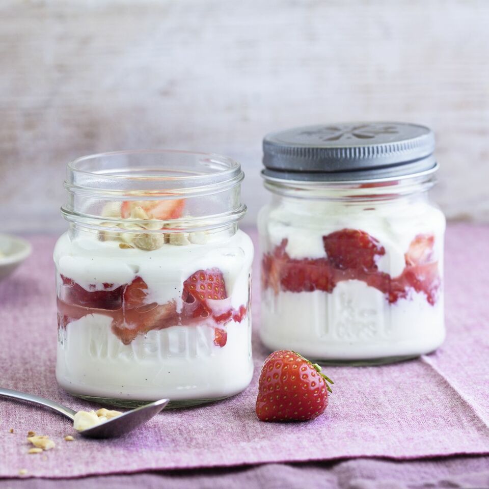 Erdbeerquark mit Mandeln Rezept (Low Carb) | Küchengötter Erdbeerquark mit Mandeln Rezept (Low Carb) | Küchengötter