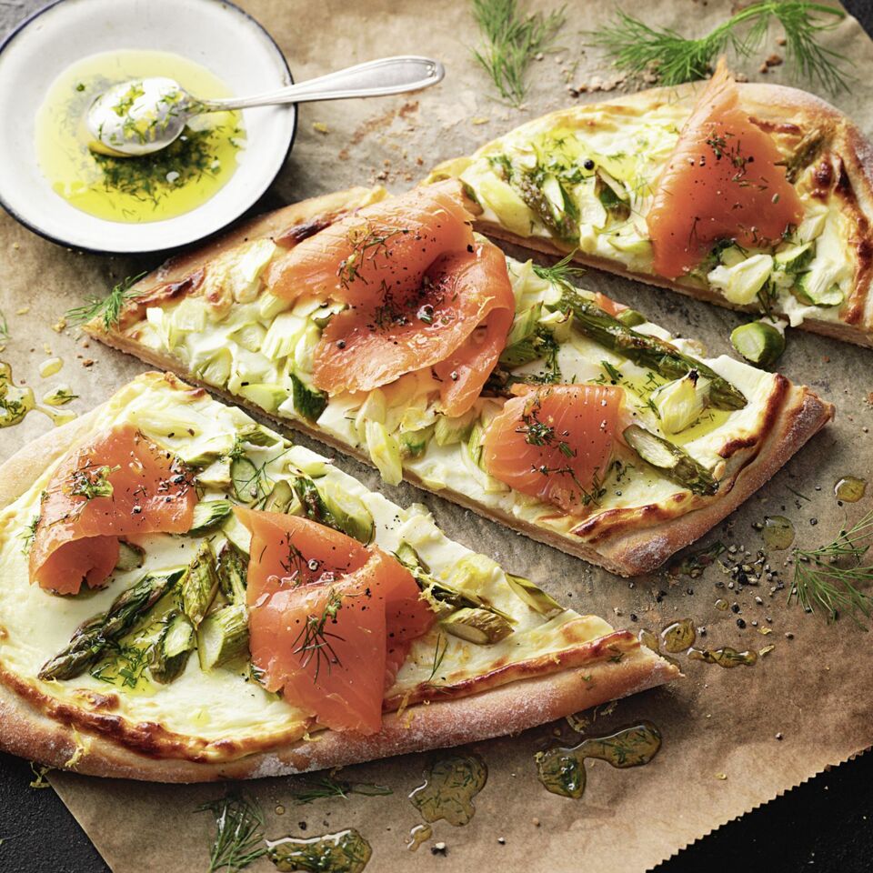 Spargel-Lachs-Flammkuchen Rezept | Küchengötter Spargel-Lachs-Flammkuchen Rezept | Küchengötter