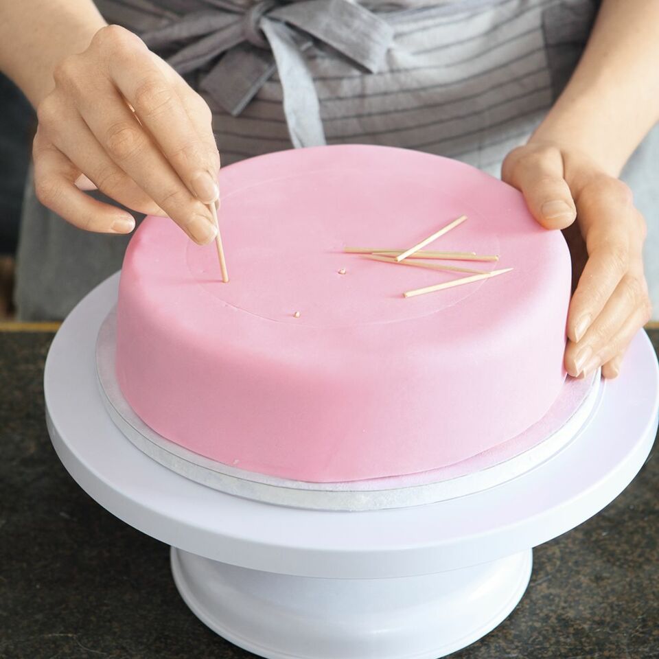 Mehrstockige Torten Aufbauen So Geht S Kuchengotter