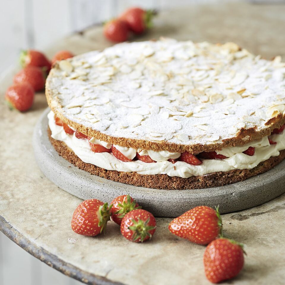Erdbeer-Mandel-Torte mit feiner Sahne-Füllung Rezept | Küchengötter Erdbeer-Mandel-Torte mit feiner Sahne-Füllung Rezept | Küchengötter