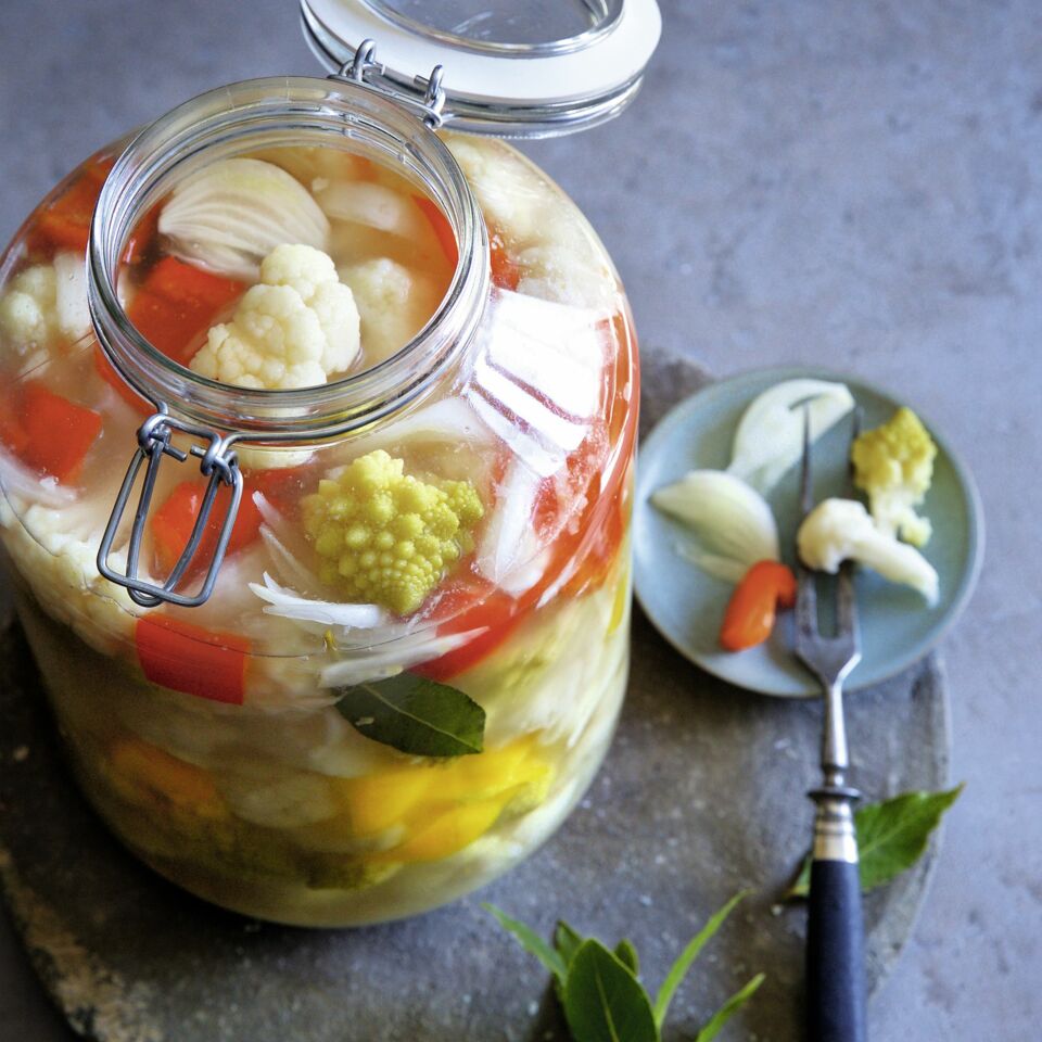 fermentierter blumenkohl und romanesco mit buntem gemuse rezept kuchengotter