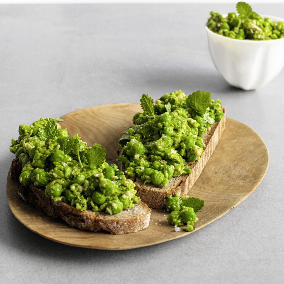 Erbsenpesto mit Zitronenmelisse Rezept | Küchengötter Erbsenpesto mit Zitronenmelisse Rezept | Küchengötter