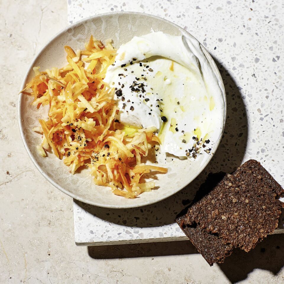 Leinöl-Quark mit Apfel-Möhren-Rohkost Rezept | Küchengötter Leinöl-Quark mit Apfel-Möhren-Rohkost Rezept | Küchengötter