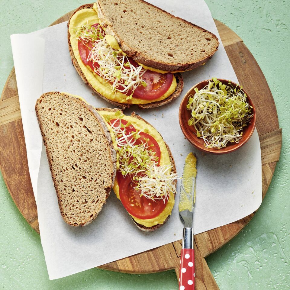 Tomaten-Sandwich mit selbst gemachtem Hummus Rezept | Küchengötter