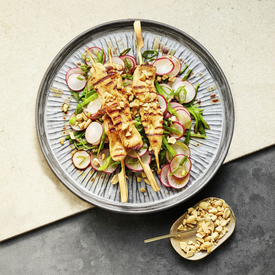 Asiatischer Zuckerschotensalat mit Hähnchen-Saté Rezept | Küchengötter Asiatischer Zuckerschotensalat mit Hähnchen-Saté Rezept | Küchengötter
