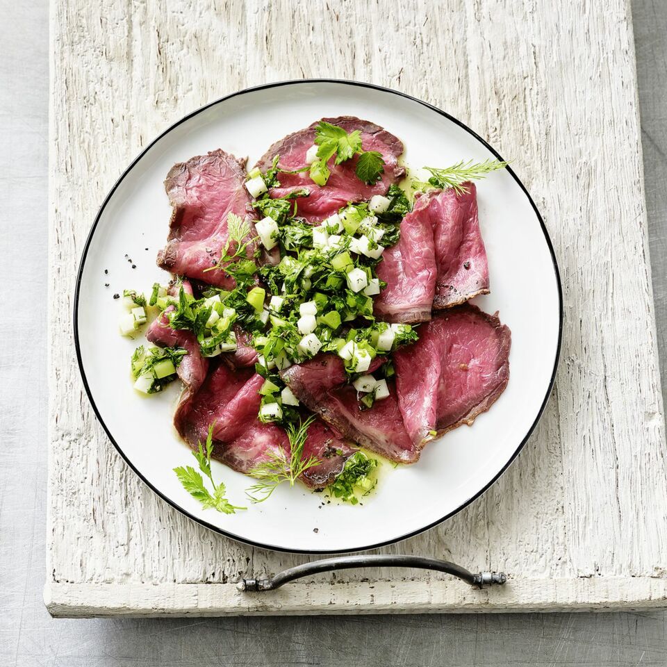 Roastbeef mit Kräutervinaigrette Rezept | Küchengötter Roastbeef mit Kräutervinaigrette Rezept | Küchengötter