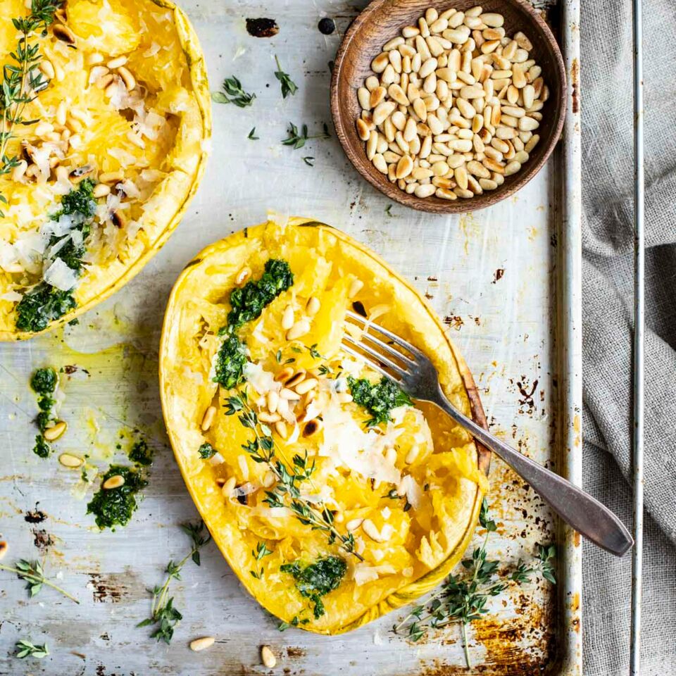 Vegetarisch gefüllter Spaghetti-Kürbis Rezept | Küchengötter Vegetarisch gefüllter Spaghetti-Kürbis Rezept | Küchengötter