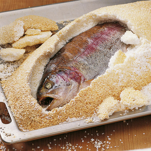 Lachsforelle mit Kräuterfüllung im Salzmantel Rezept | Küchengötter Lachsforelle mit Kräuterfüllung im Salzmantel Rezept | Küchengötter