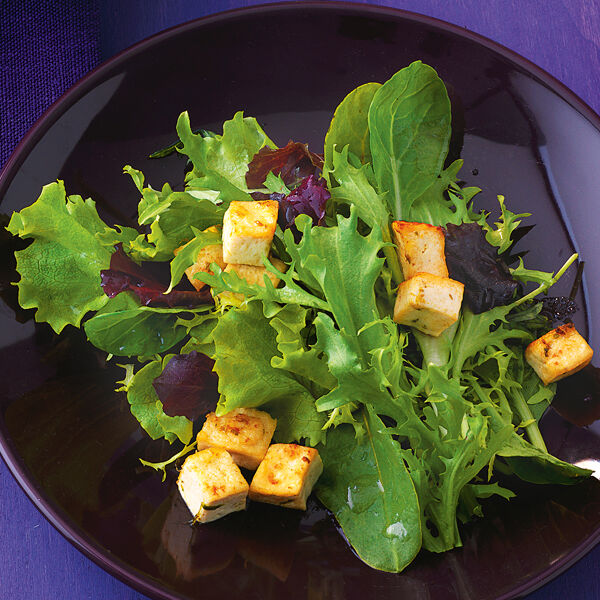 Blattsalate mit gebratenem Tofu Rezept | Küchengötter