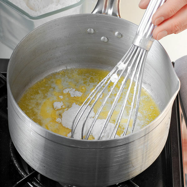Mehl in Butter anschmelzen - Grundrezept Béchamelsauce