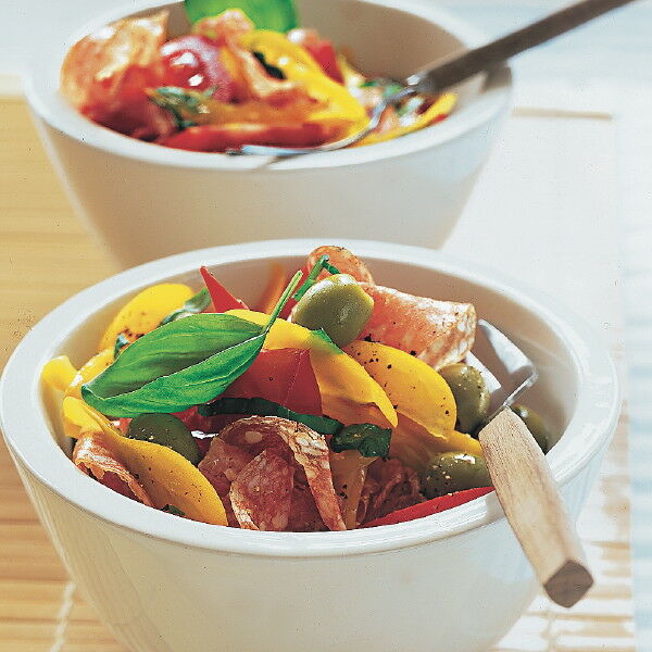 Tomaten-Paprika-Salat mit Salami Rezept | Küchengötter