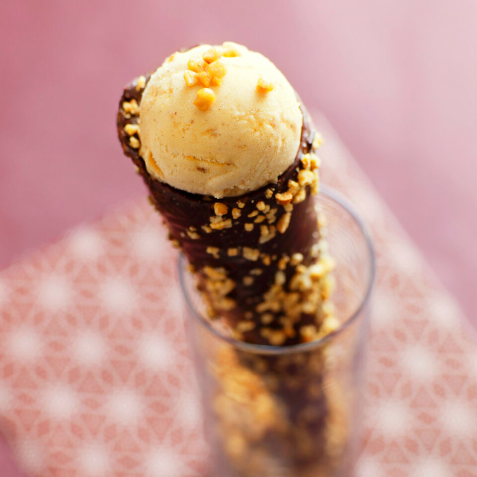 Haselnuss-Krokant-Eis mit Zimt Rezept | Küchengötter Haselnuss-Krokant-Eis mit Zimt Rezept | Küchengötter