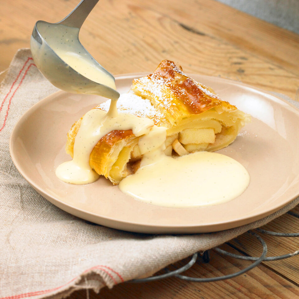 Apfelstrudel mit Vanillesauce Rezept | Küchengötter Apfelstrudel mit Vanillesauce Rezept | Küchengötter