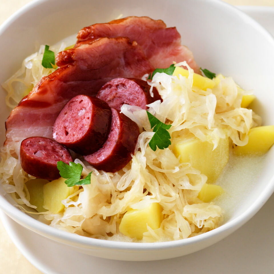 Sauerkrauttopf mit Würsten Rezept | Küchengötter