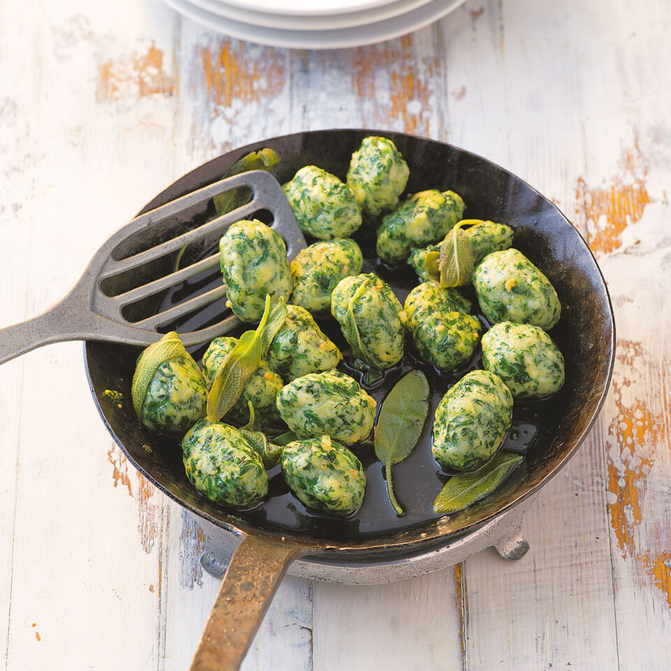 Spinat-Gnocchi mit Salbeibutter Rezept | Küchengötter