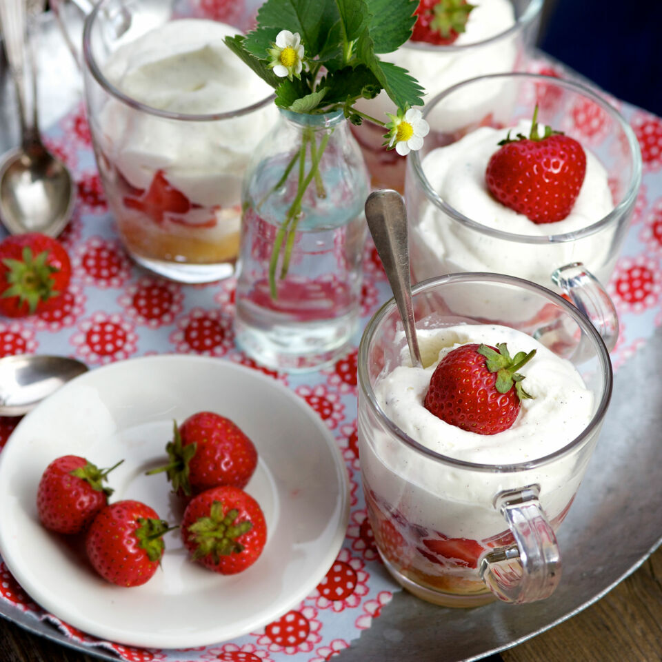 Erdbeer-Trifle im Glas Rezept | Küchengötter