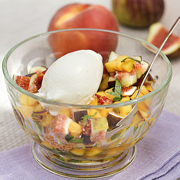 Joghurteis mit Fruchtsalat Rezept | Küchengötter Joghurteis mit Fruchtsalat Rezept | Küchengötter