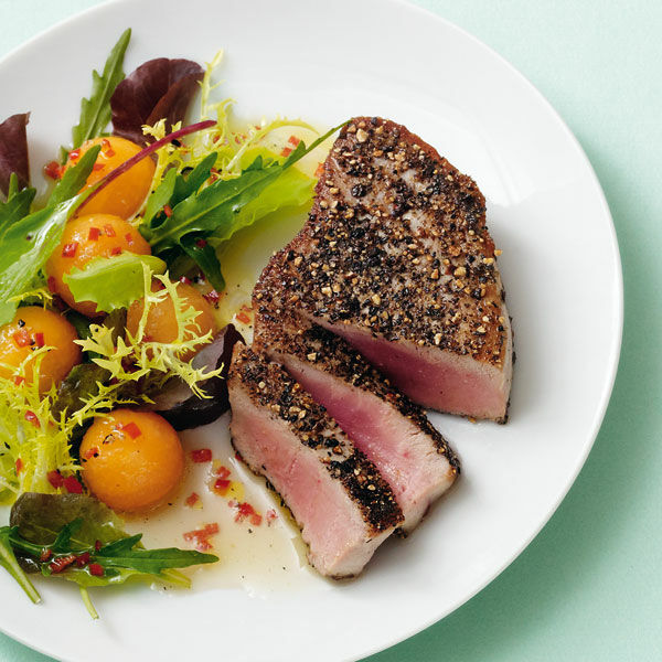Pfeffer-Thunfisch mit Salat Rezept | Küchengötter