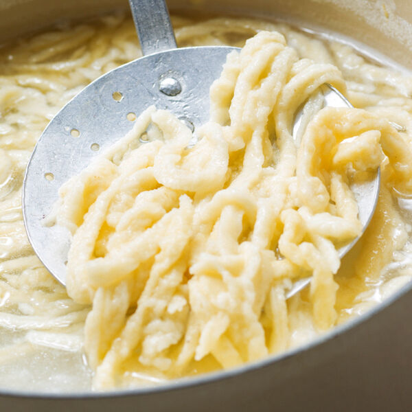 Käsespätzle mit Allgäuer Emmentaler Rezept | Küchengötter Käsespätzle mit Allgäuer Emmentaler Rezept | Küchengötter