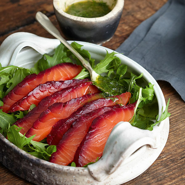 Selbst gebeizter Lachs mit Wodka und Roter Bete Rezept | Küchengötter Selbst gebeizter Lachs mit Wodka und Roter Bete Rezept | Küchengötter
